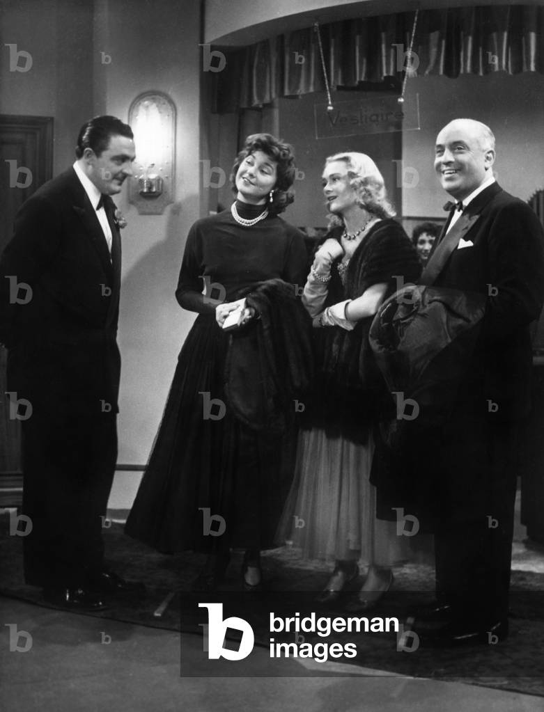 Ray Ventura, Brigitte Auber, Daniele Delorme, Henri Genes sur le plateau du film « Femmes A Paris » 03 janvier 1953 (photo b/w)