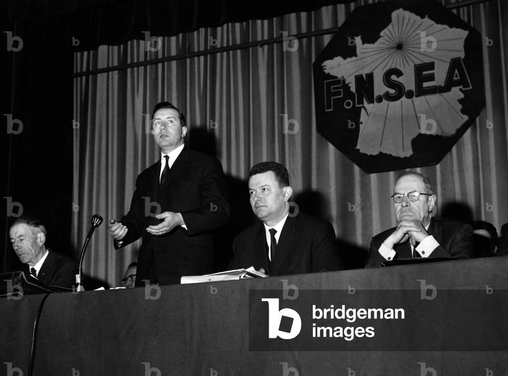 Mr De Cafarrelli President De La F.N.S.E.A Parlant Au Congres De La F.N.S.E.A (Federation Nationale Des Syndicats D Exploitations Agricoles) Au Palais De La Mutualie De Paris A Gauche, Mr Forget, President D Honneur, A Droite Mr Bruel, Secretaire General Et Mr Coureau, President D Honneur Et President De La Confederation Generale De L Agriculture Le 24 Fevrier 1966 (b/w photo)