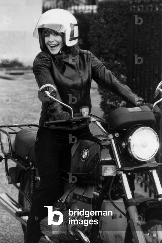 French Comedian Amarande on Set of Film Louise Mene Une Double Vie November 21, 1980 (b/w photo)