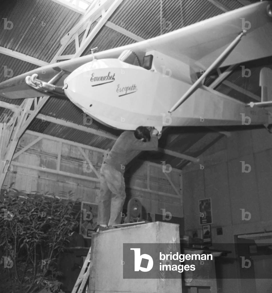 Sports and camping show, Paris, April 6, 1951 : glider (b/w photo)