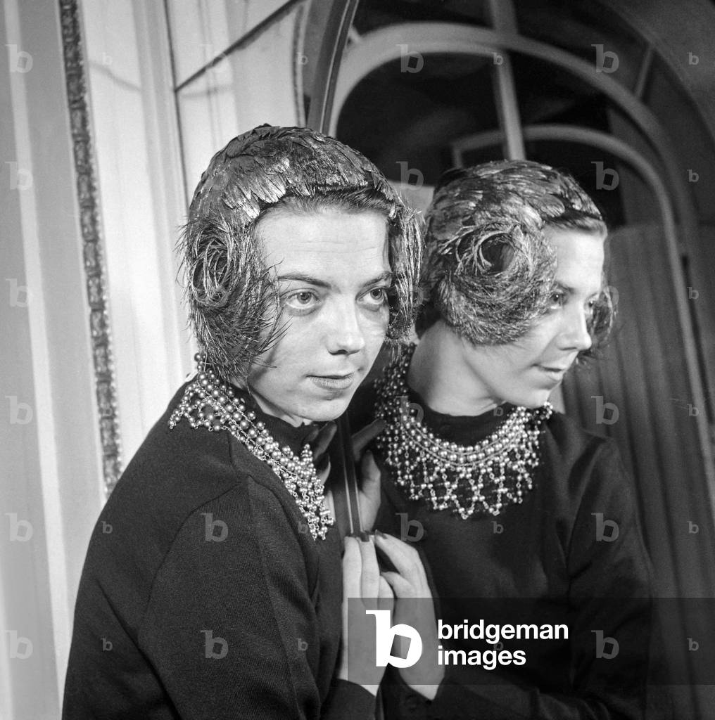 Fashion by Paquin, August 30, 1949 : headdress (like feathers) (b/w photo)