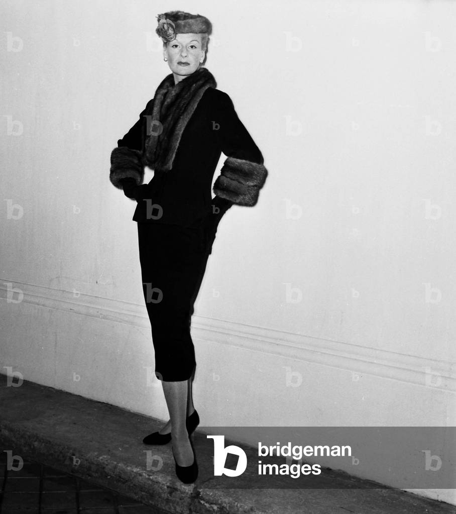 Presentation on August 1955 of Fashion By Jacques Fath For Autumn-Winter 1955-1956 : Woman Suit With Fur (b/w photo)