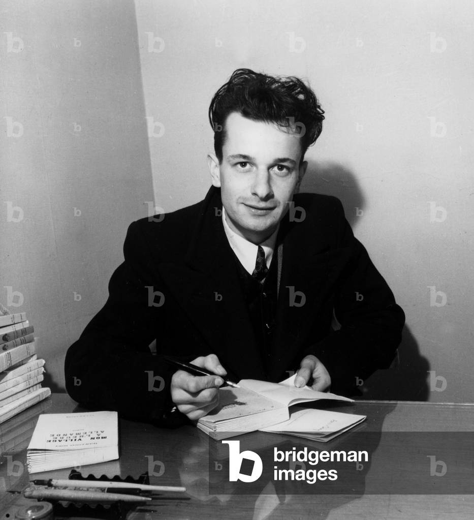 Jean-Louis Bory (1919-1979) Writer, Journalist and Film Critic French. Laureat Du Prix Goncourt En 1945 For His Book “Mon Village A L'Heure Germans” Ici En 1945 Neg: 180 - Jean-Louis Bory (1919-1979) French Writer, Journalist, here in 1945 (b/w photo)