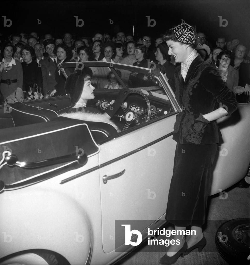 Elegance contest at the Paris motor show, October 14, 1949 (b/w photo)