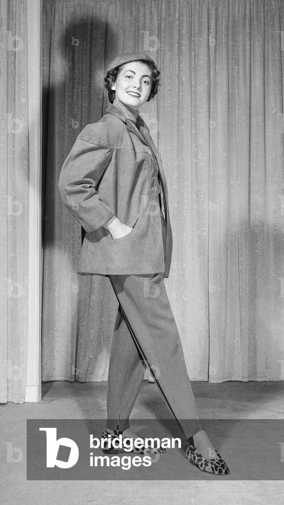 Presentation of fashion by Marcel Rochas, Paris, November 1950 : woman wearing a jacket and trousers (b/w photo)