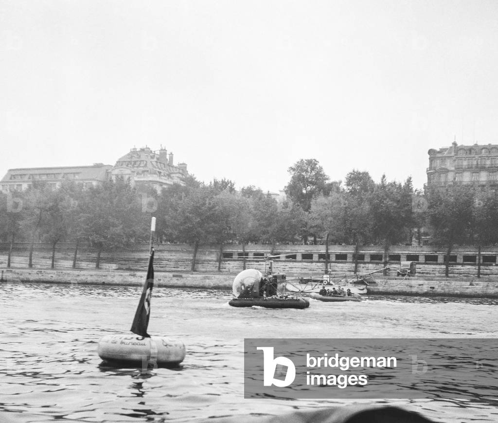 The Nautic Boat Show, Paris, October 14, 1951 : helicopter landing on the Seine river (b/w photo)