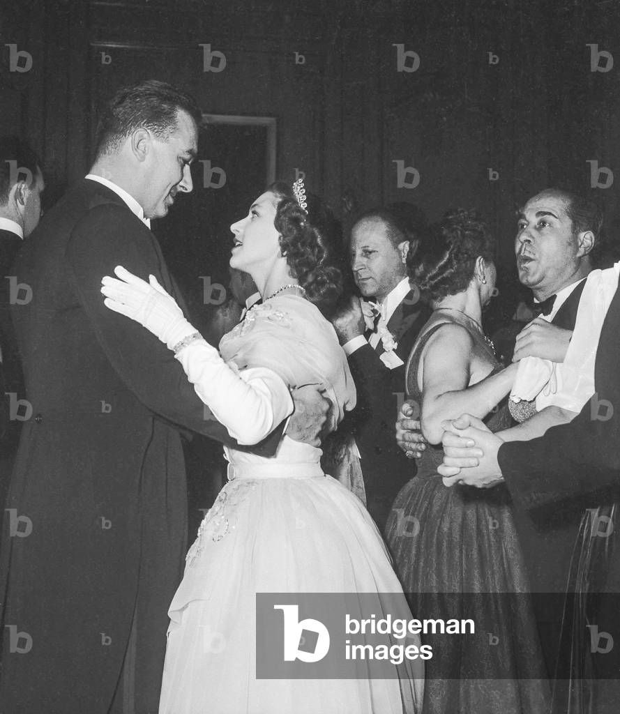 Ball given at the Cercle Interallie in Paris at time of the private stay of Princess Margaret of England in Paris, November 21, 1951 : Princess Margaret dancing with Paul Auriol (b/w photo)
