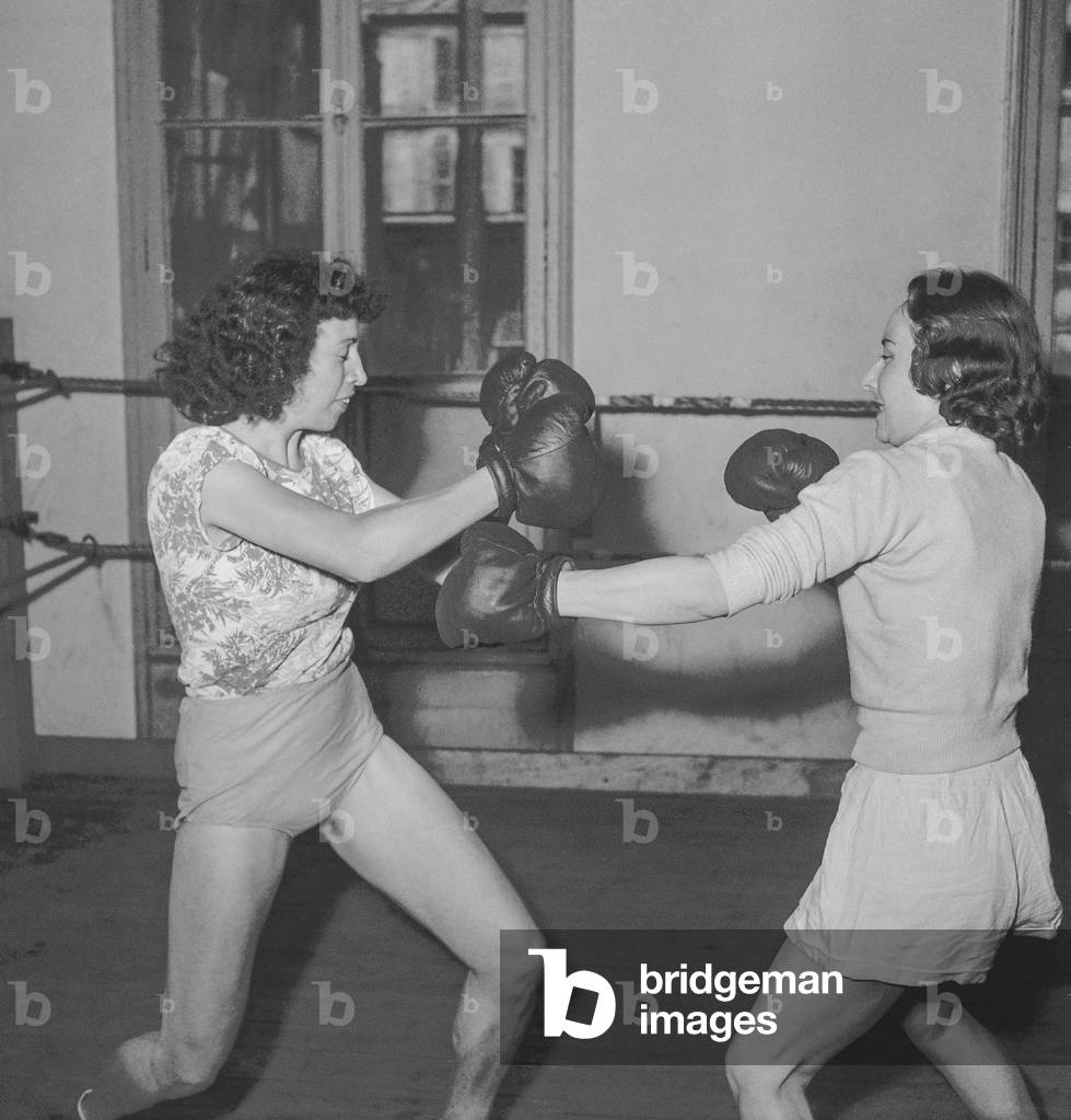 Women's boxing, Paris, August 31, 1950 : training session (b/w photo)