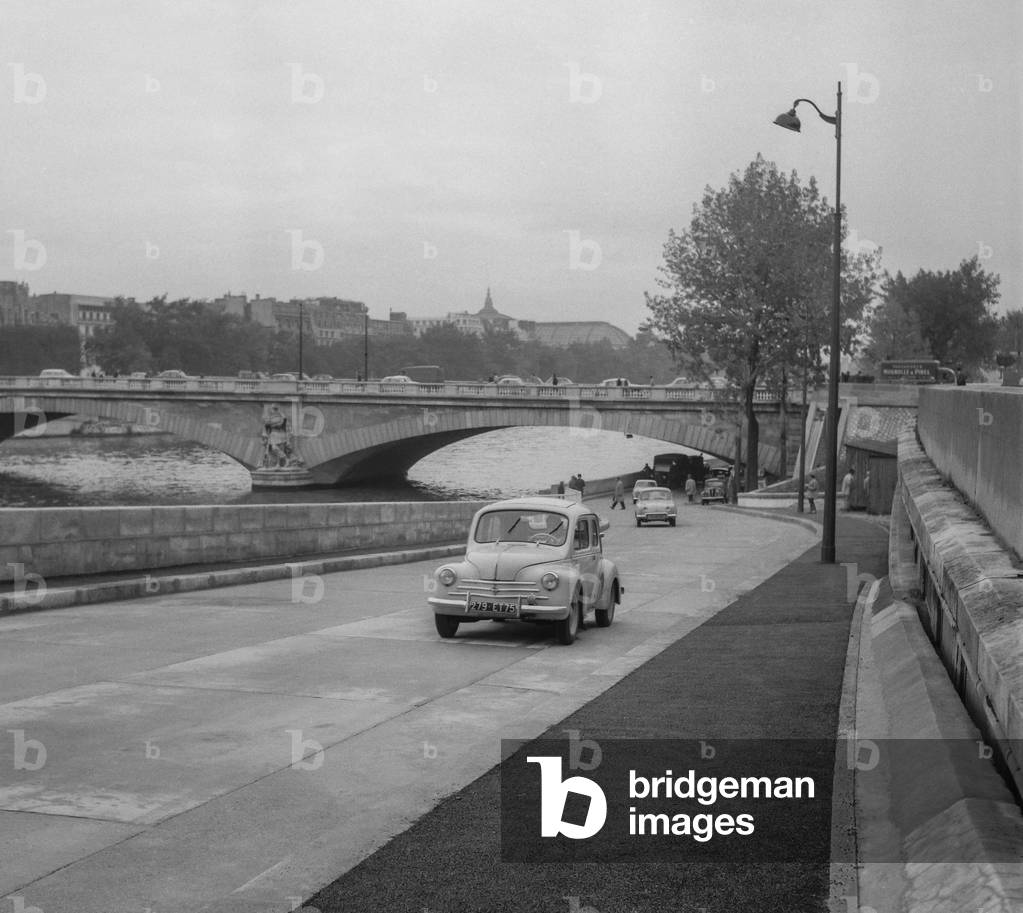 A new expressway running along the Seine in Paris, October 5, 1960 (b/w photo)