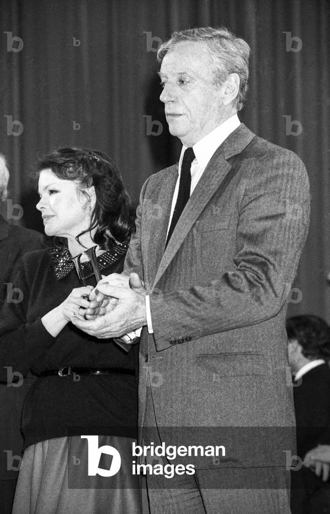 Dinner for the 160th anniversary of Hachette publishing house in Paris on March 6, 1986 : Catherine Allegret and Yves Montand are going to receive the golden H of SimoneSignoret (b/w photo)