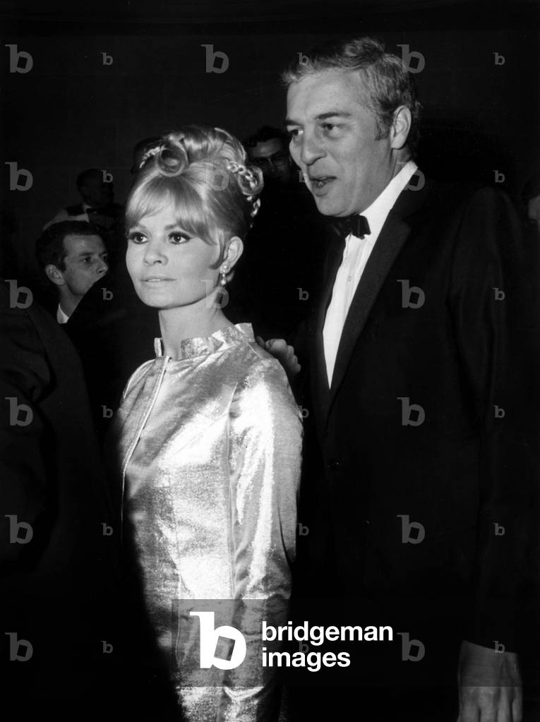 L'Actrice Francaise Noelle Adam Et Son 1Er Mari Sydney Chaplin (Fils De Charliechaplin) Au Gala Du Lido A Paris Le 21 Decembre 1966 Neg:A27335Pl--- French Actress Noelle Adam and her 1St Husband Sydney Chaplin (Charliechaplin'S Son) at The Gala of Lido in Paris December 21, 1966 (b/w photo)