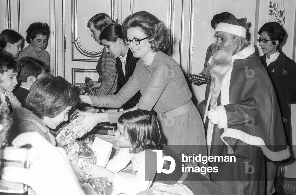 The Christmas for the children of Monaco, at the Prince's Palace of Monaco, December 20, 1971 : Prince Albert (futuer Albert II),  Princess Caroline, Princess Grace of Monaco, Santa Claus and Princess Stephanie (b/w photo)