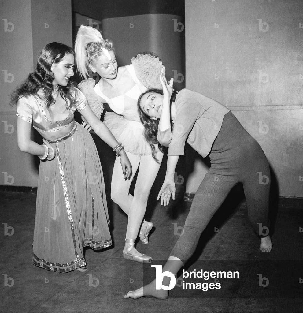 Dance gala at the Palais de Chaillot in Paris on June 22, 1951 : dancers  Lilavati, Yvonne Alexander and Birgit Akesson (b/w photo)