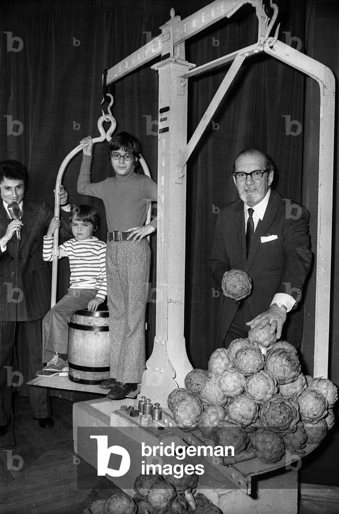 Raymond Oliver during a contest about artichoke, on l : Michel Drucker, France, June 17, 1971 (b/w photo)