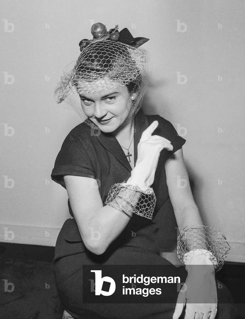 Hat by Jean Barthet, Paris, January 10, 1951 : veiled hat with gloves (b/w photo)