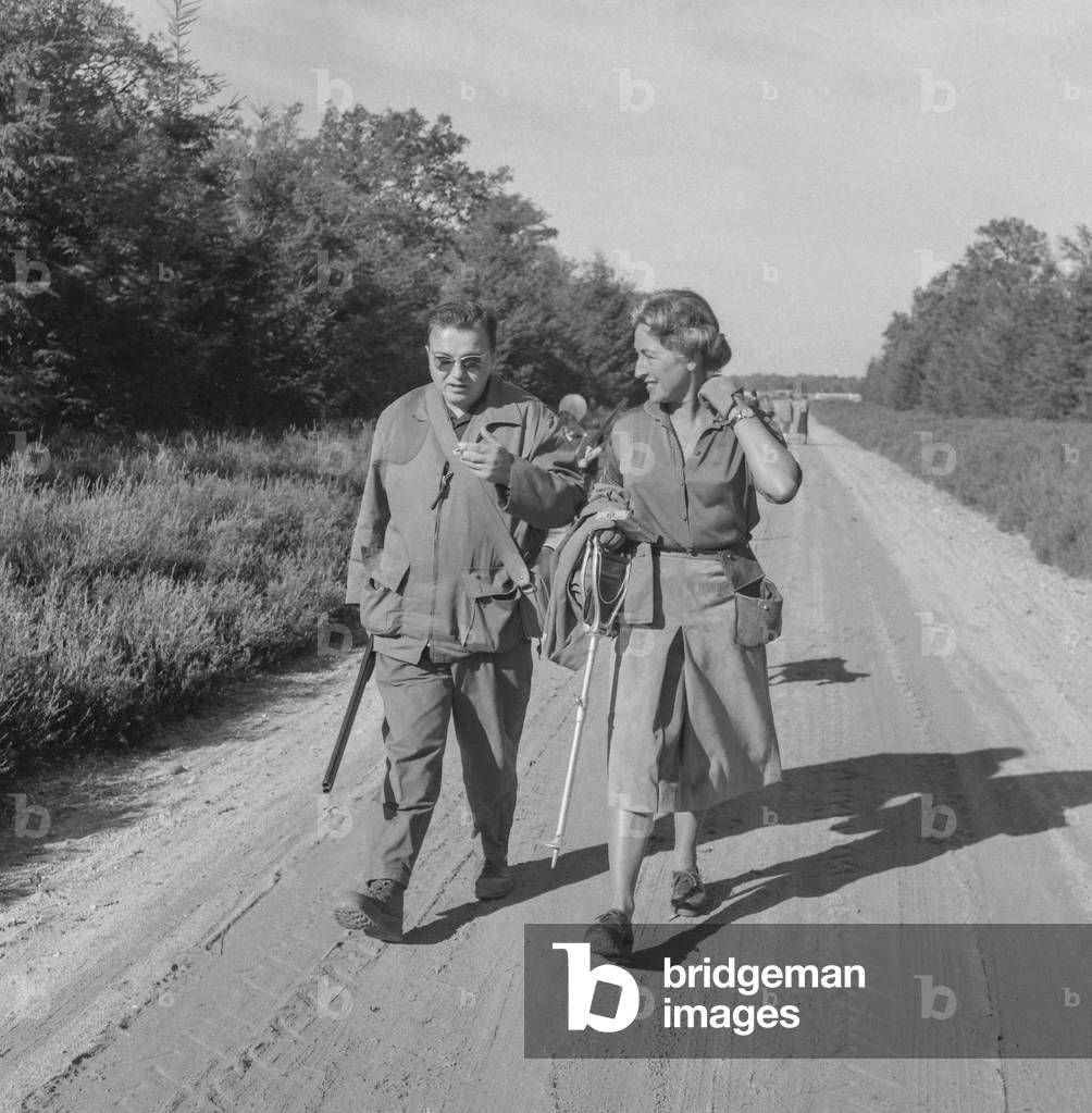 Hunting, France, September 1960 : a man and a woman (b/w photo)