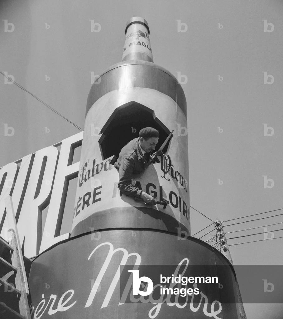Preparation for the Foire de Paris, April 25, 1951 : the stand of the Calvados Pere Magloire (b/w photo)