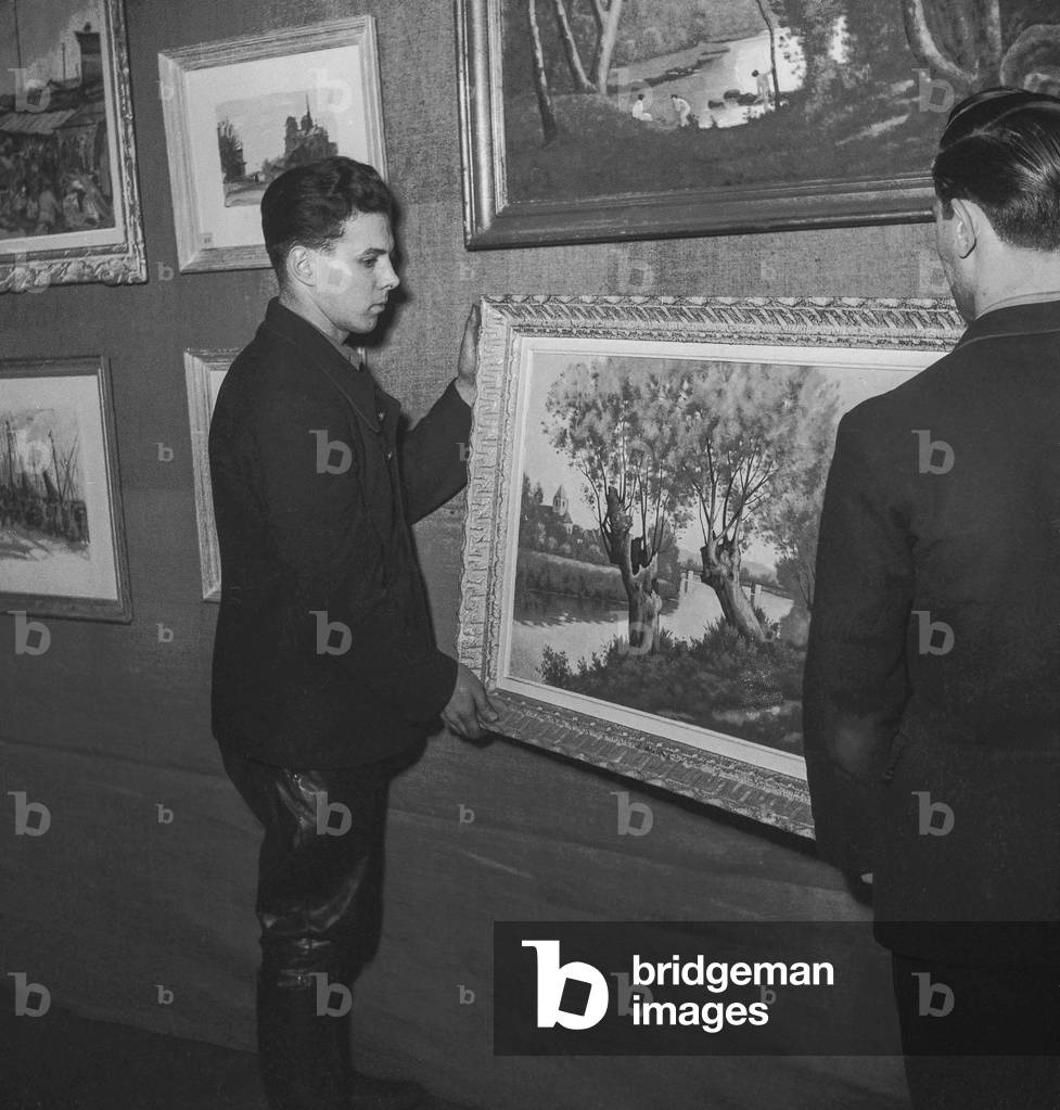 Exhibition of paintings made by PTT employees, Paris, March 17, 1950 (b/w photo)