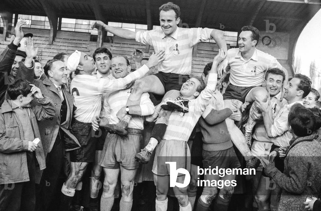 Football match in Paris between cyclists and journalists, December 13, 1956 (b/w photo)