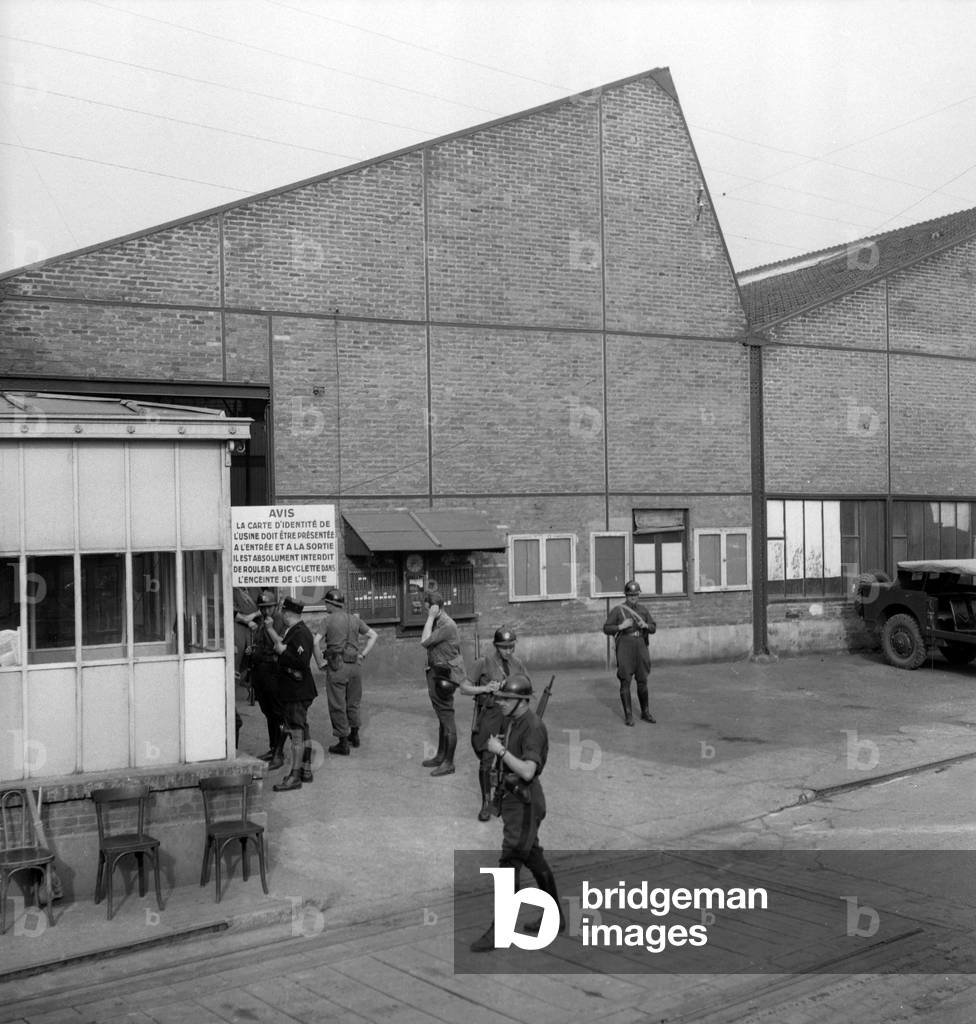 Demonstration outside the SNECMA plant in Argenteuil, France, on August 22, 1949 : here policemen in the plant (b/w photo)