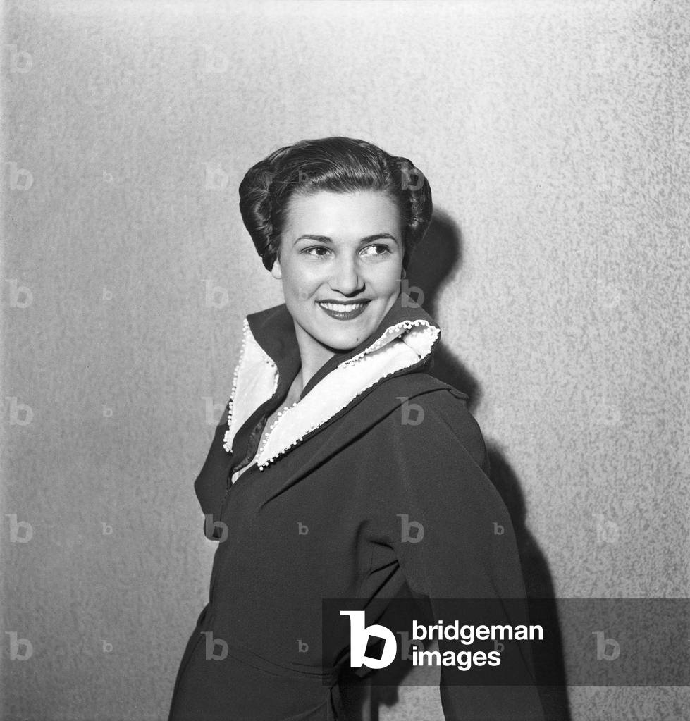 Nella Zannier (17), Best Young Model, Paris, March 20, 1949 (b/w photo)