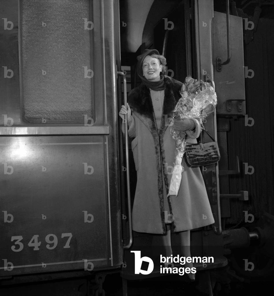 Italian actress Isa Miranda arriving in Paris by train, November 14, 1949 (b/w photo)
