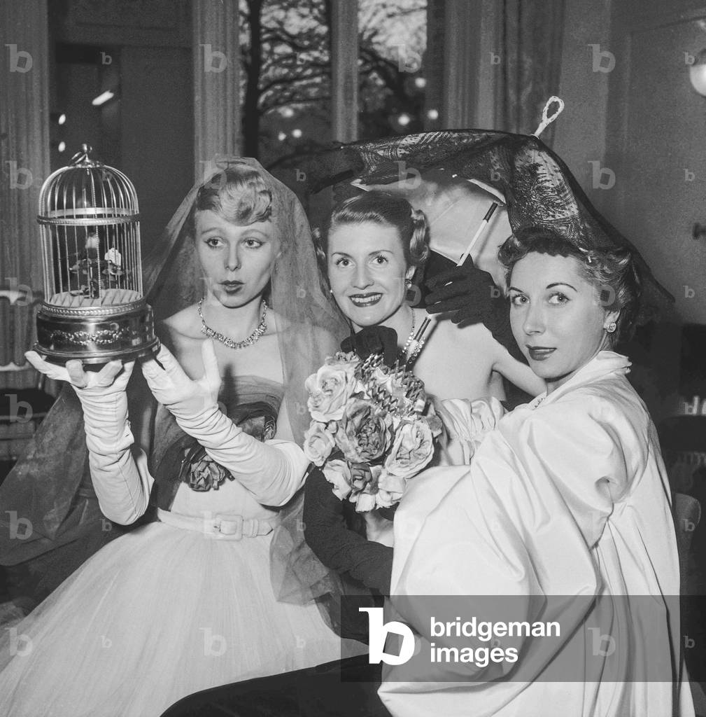 Ideas for Christmas presents at Madeleine de Rauch fashion house, Paris, December 12, 1951 (b/w photo)