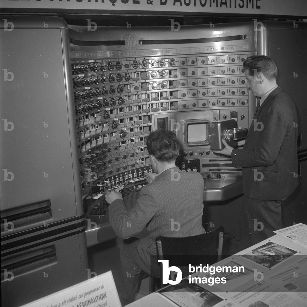 Device for electronic automating showned at the Exhibition 