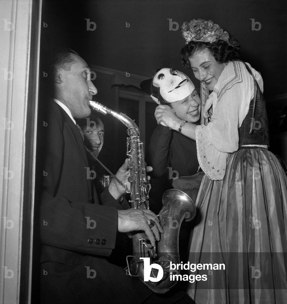 The dressmaker's apprentices celebrating the Saint Catherine at Maud et Nano's, Paris, November 14, 1949 (b/w photo)