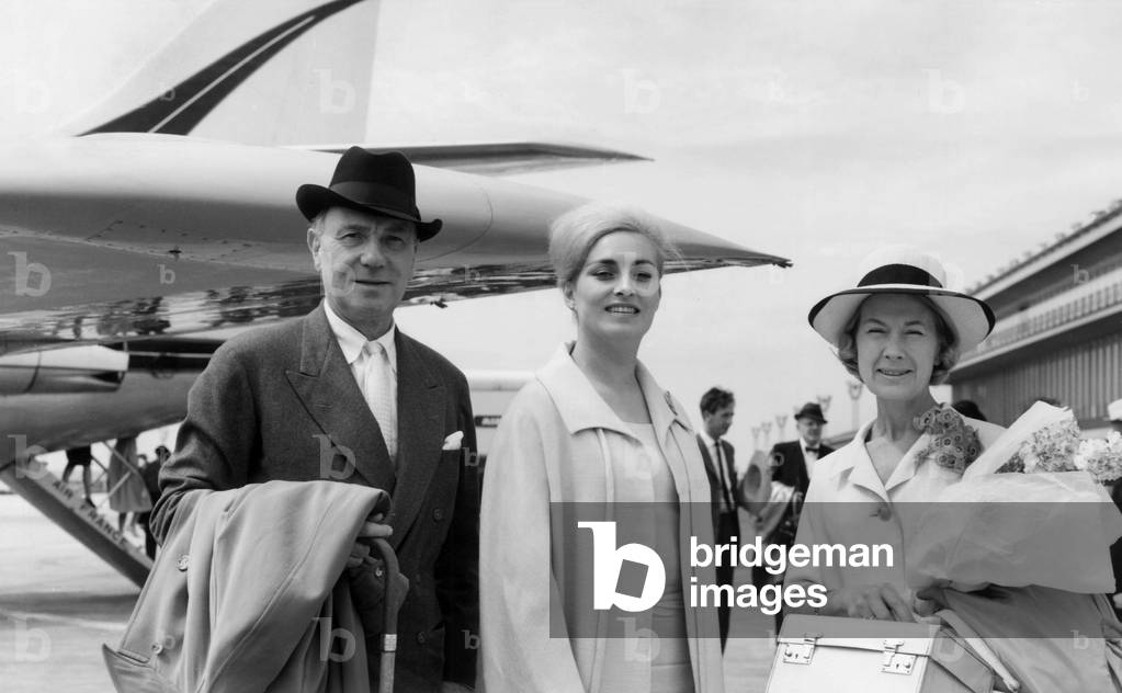 Sir Ralph Richardson, Miss Muriel Forbes and Miss Barbara Gefford, travelling with the 'Shakespeare Festival Company', May 1964 (b/w photo)