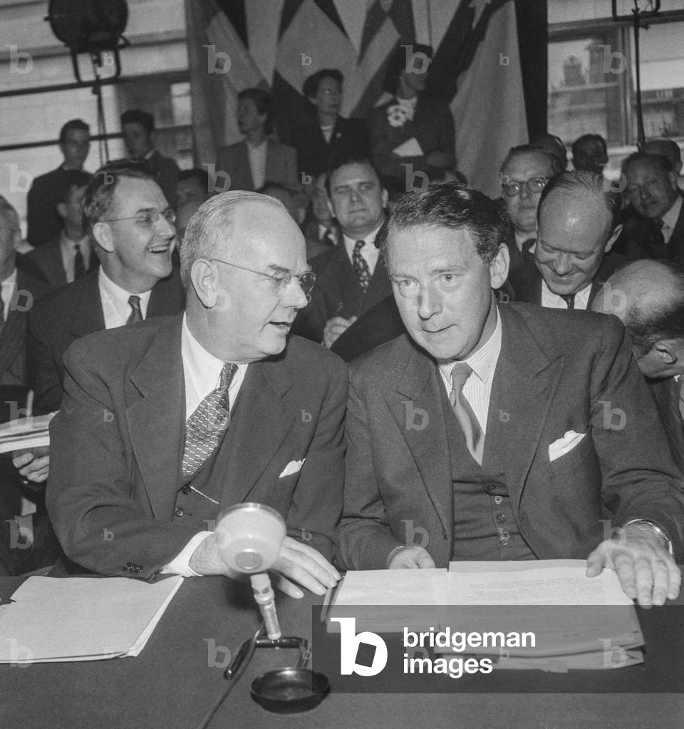 Meeting of the International Monetary Fund (IMF) in Paris, September 1950 : John Snyder (USA) and Hugh Gaitskell (GB) (b/w photo)