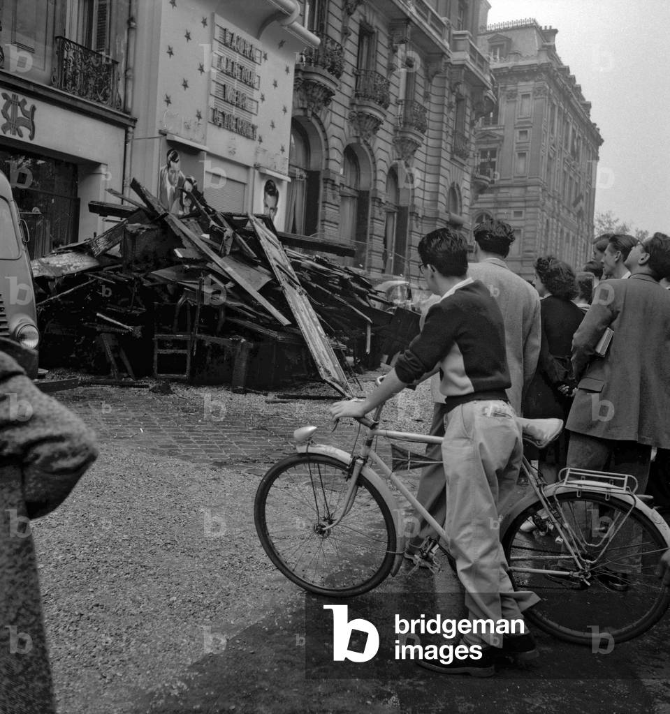 Fire at a bridge club (Albarran) on the Champs Elysees, Paris, August 29, 1949 (b/w photo)