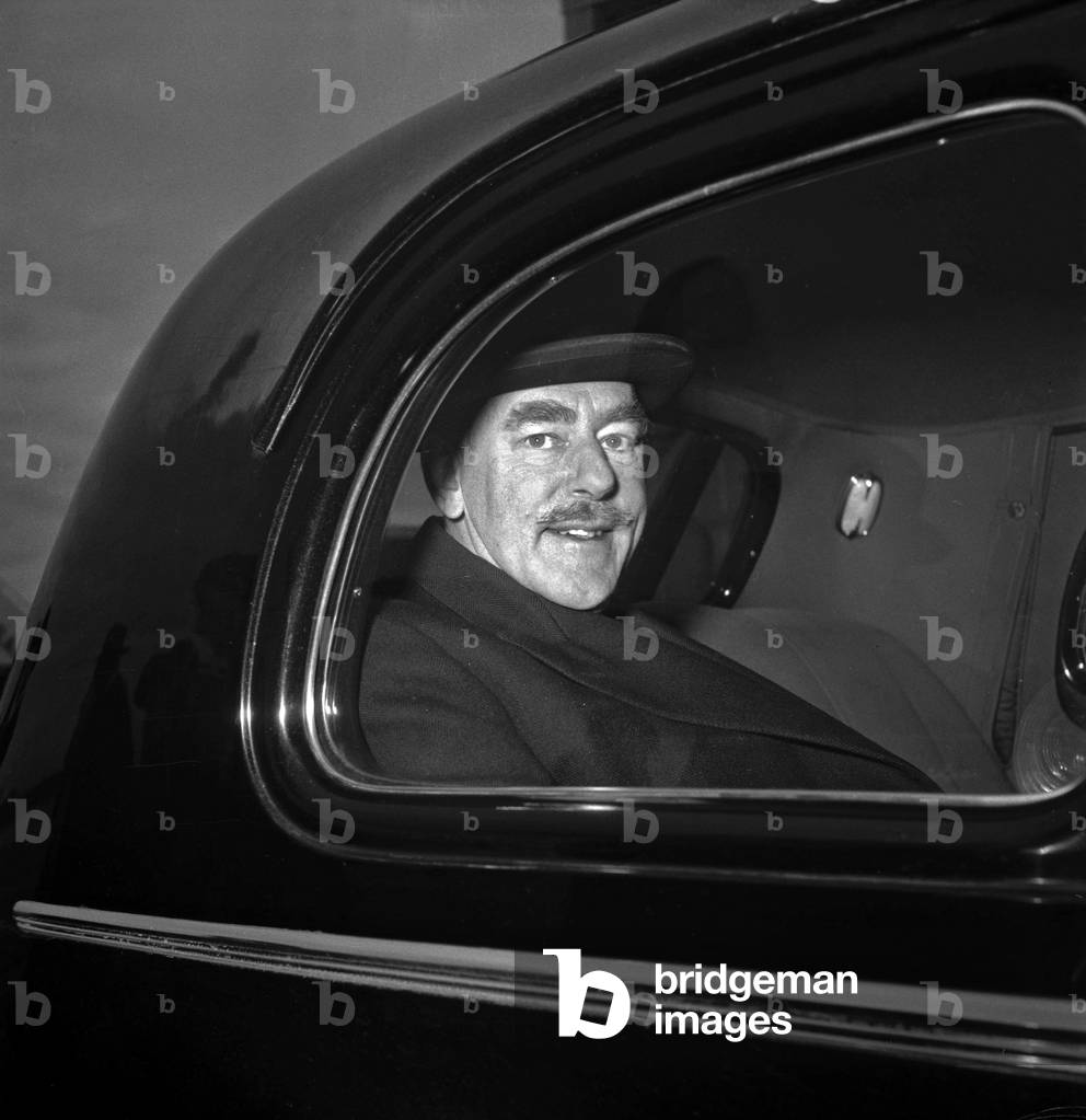 Meeting of the 3 Foreign affairs ministers, Paris, November 1949 : Dean Acheson arriving in Paris, November 8, 1949 (b/w photo)