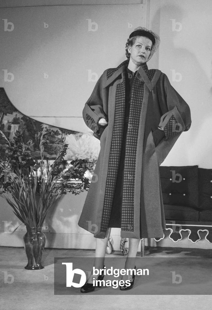 Madeleine Vramant fashion, Autumn/Winter 1950 - 1951, Paris : coat (b/w photo)