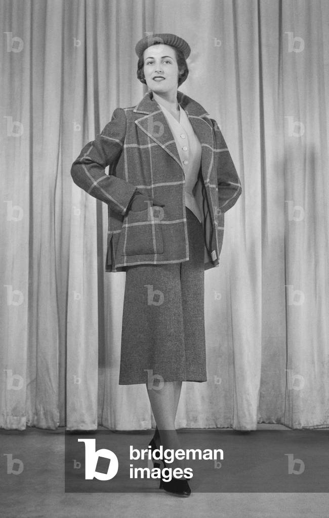 Presentation of Paquin fashion, Paris, August 17, 1950 : jacket and skirt (b/w photo)