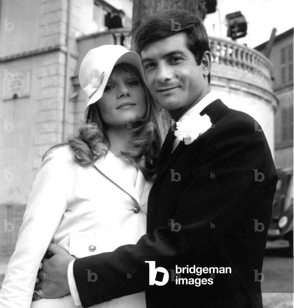 Francoise Dorleac et Jean-Claude Brialy sur le plateau du film La Chasse A L'Homme 10 avril 1964 (photo b/s)