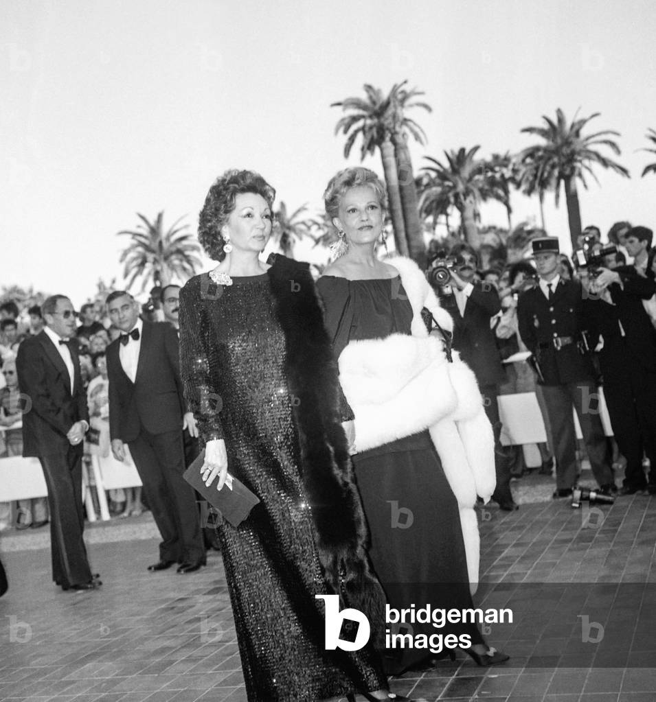 Cannes film festival, May 11, 1987 : French actress Jeanne Moreau and her sister (b/w photo)
