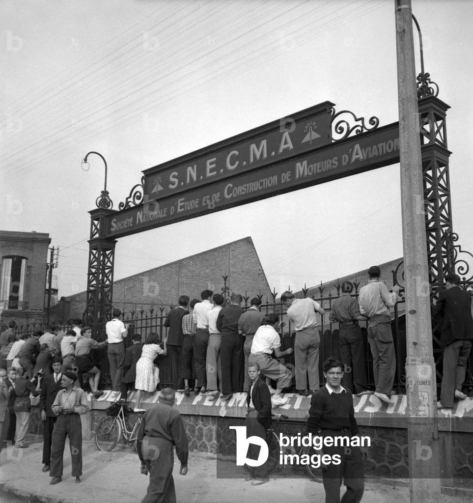 Demonstration outside the SNECMA plant in Argenteuil, France, on August 22, 1949 : workers want to keep their job (b/w photo)