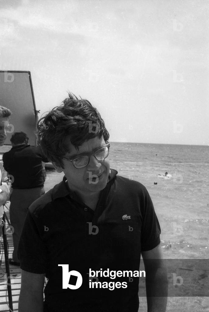 Le réalisateur français Alain Cavalier sur le tournage du film « Heartbeat » à Saint Tropez le 21 juin 1968