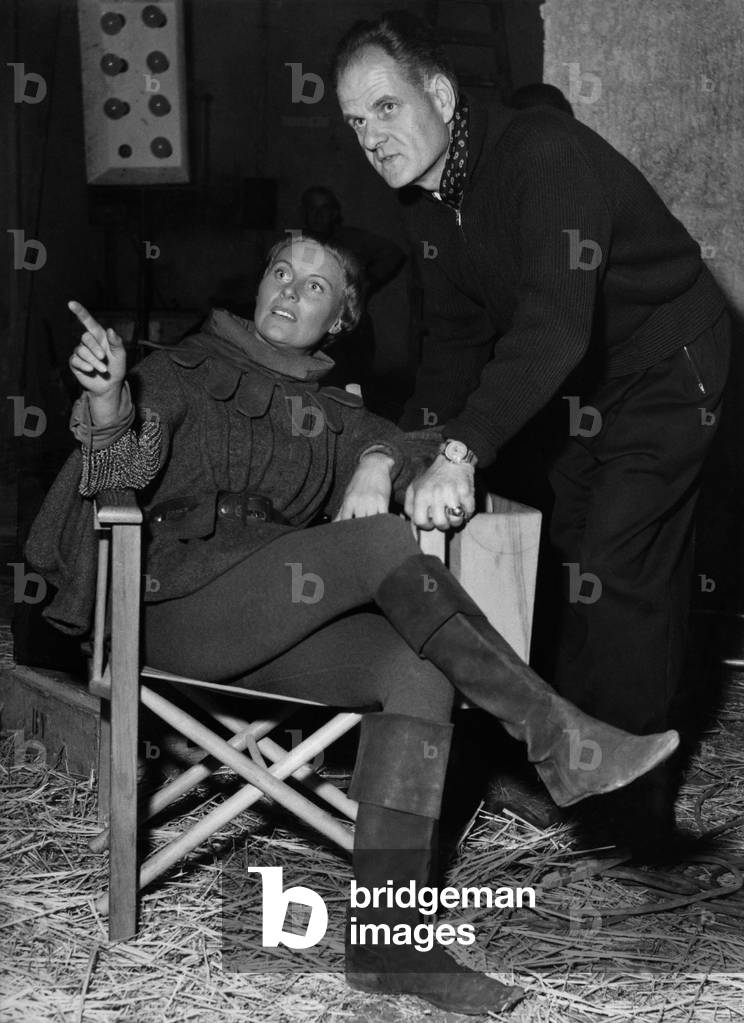 L'Actrice Michele Morgan Et Le Realisateur Jean Delannoy Sur Le Tournage Du Film Jeanne D'Arc. Le 20 Aout 1952 (b/w photo)