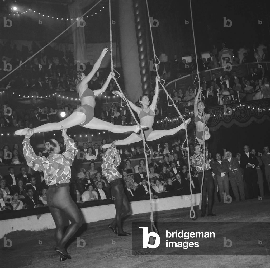 Gala of Artists at the Cirque d'Hiver in Paris, March 25, 1950 : dancers of the Opera (b/w photo)