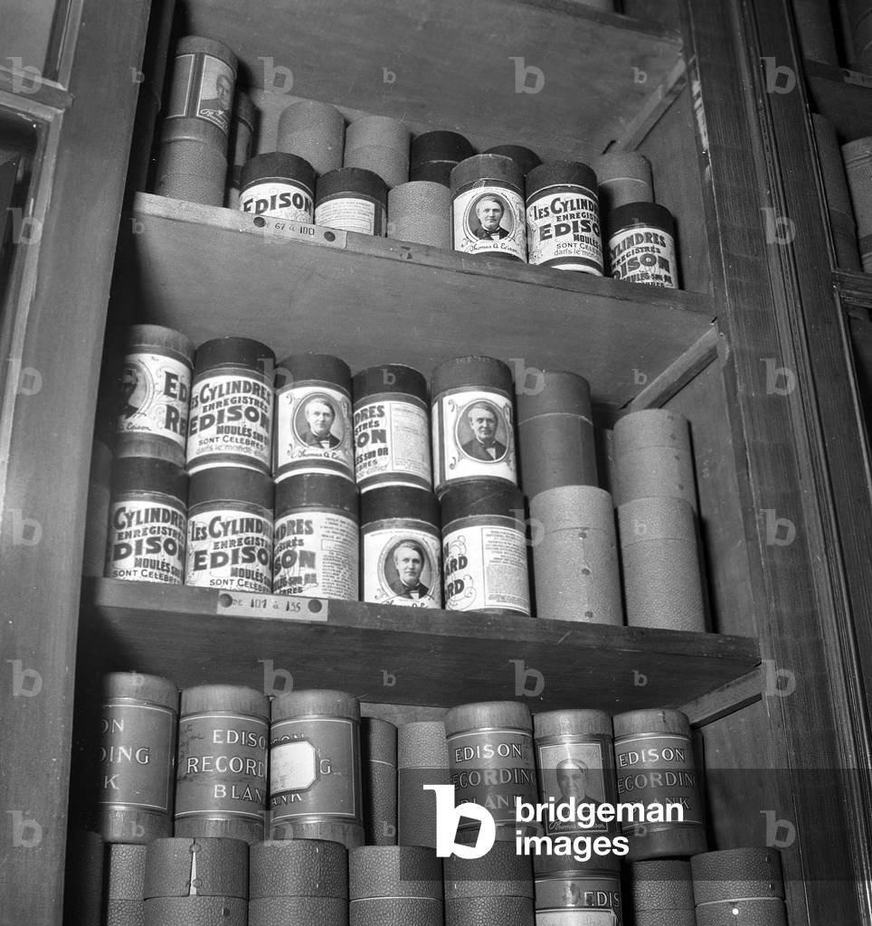 Institut De Linguistique Et De Phonetique (Linguistics and Phonetics Institute) in Paris December 1948 : Recording Cylinder (b/w photo)