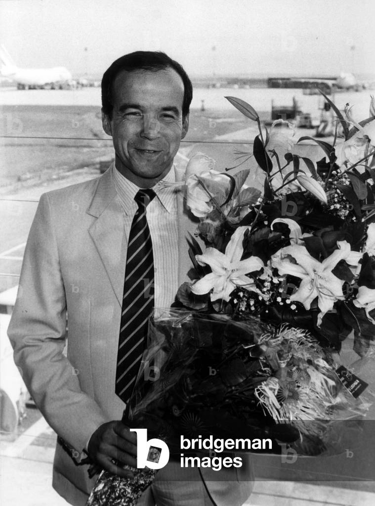 Astronaut Patrick Baudry, after his flight Reussi with the crew of the American Space Shuttle Discovery, here on his arrival at Roissy Airport Receive a big bouquet of flowers from his friends on July 2, 1985. (b/w photo)
