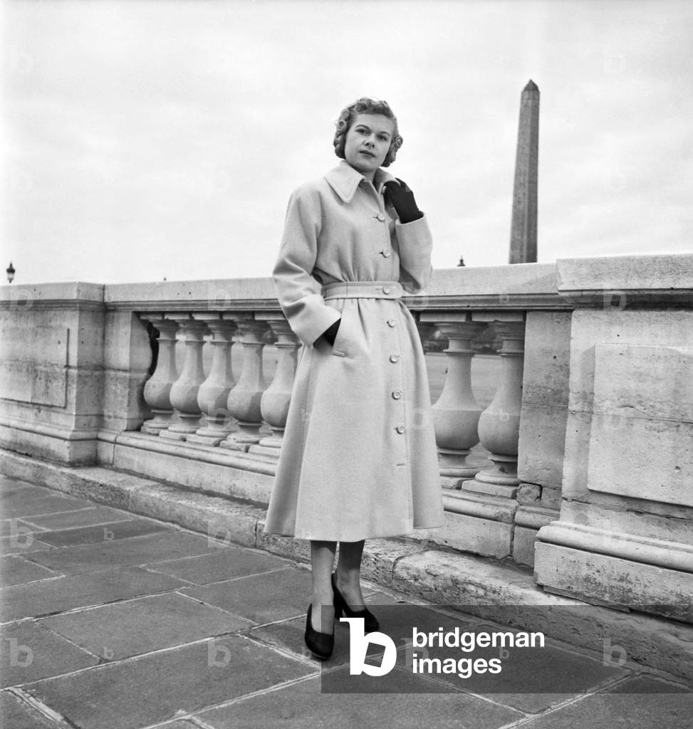 Sur La Place De La Concorde A Paris, Presentation De La Mode Pierre Clarence, Le 15 Mars 1949 : Manteau Neg:16037 --- on The Place De La Concorde in Paris, Presentation of Fashion By Pierre Clarence, March15, 1949 : Coat (b/w photo)