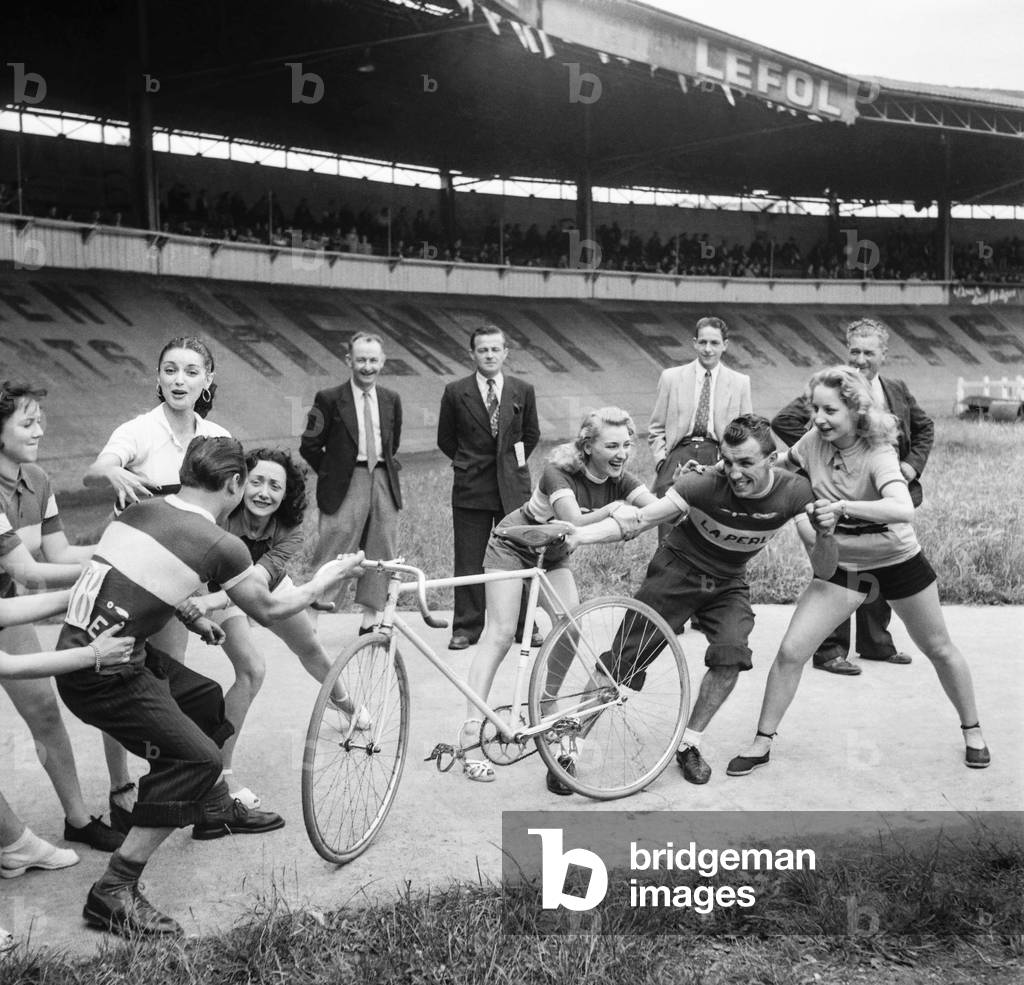 Sport event at Buffalo velodrome in Paris, June 24, 1950 : cyclists (b:w photo)