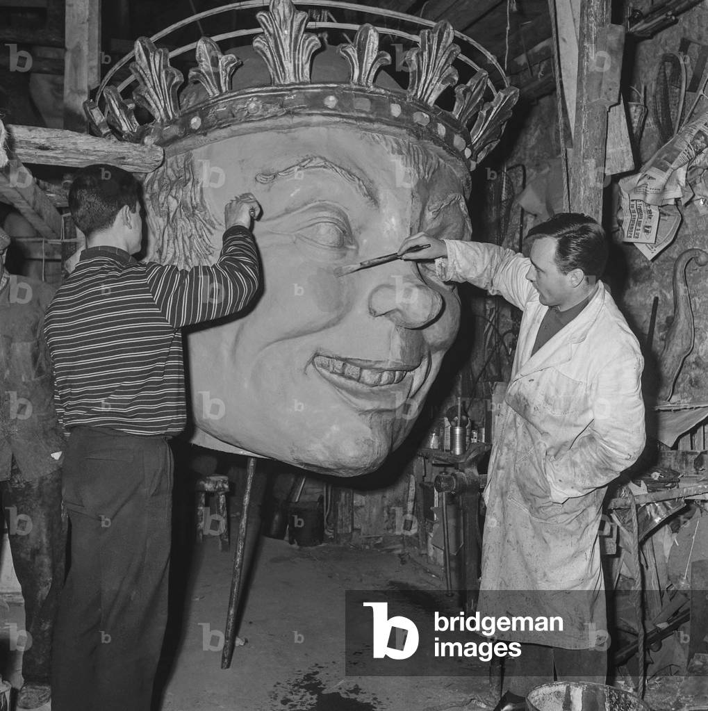 Preparation for the Nice Carnival (French Riviera), January 6, 1961 : the head of the king of the Carnival (b/w photo)