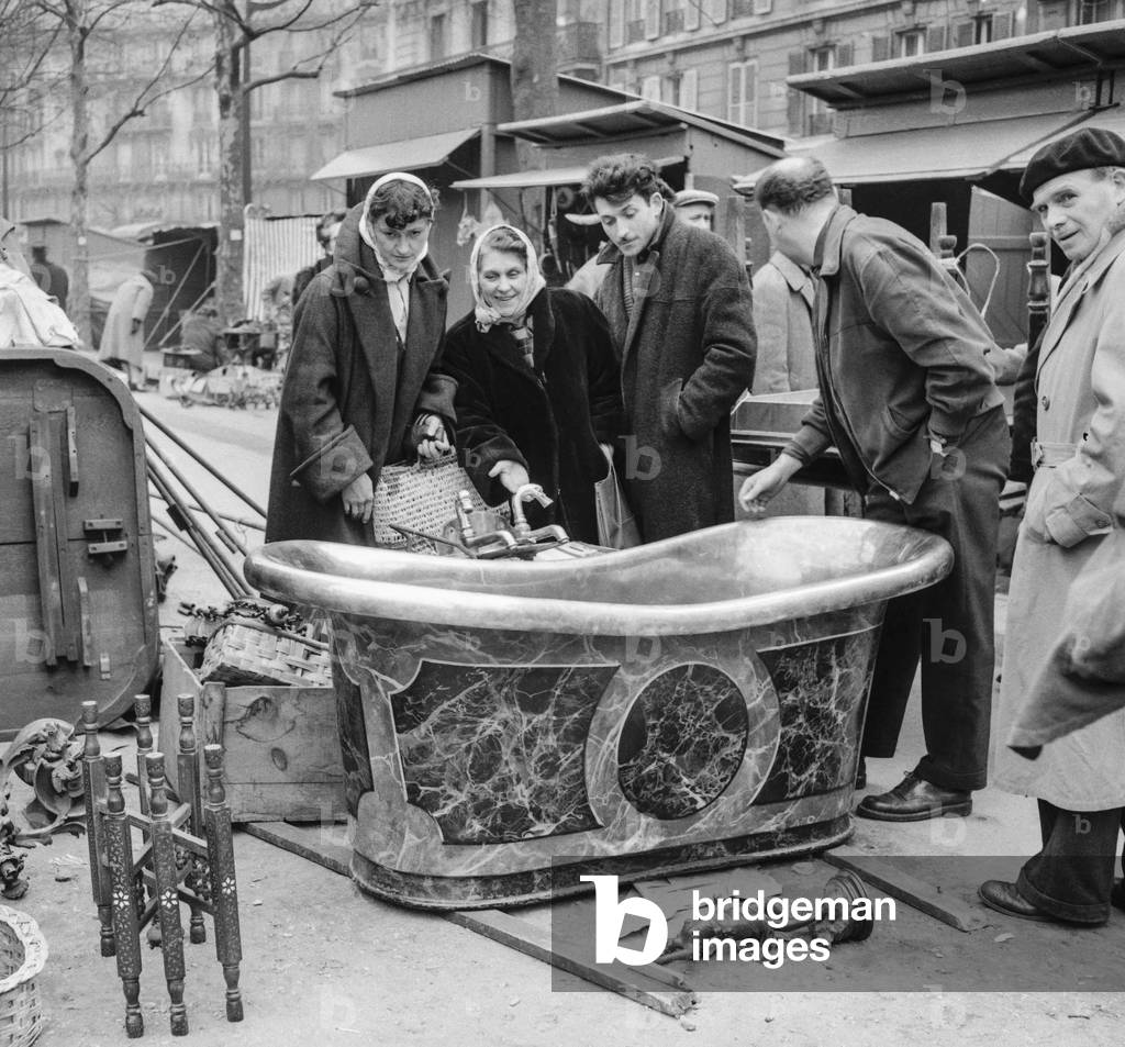 Metal fair in Paris on March 20, 1959: here the bath of Mme du Barry (b/w photo)