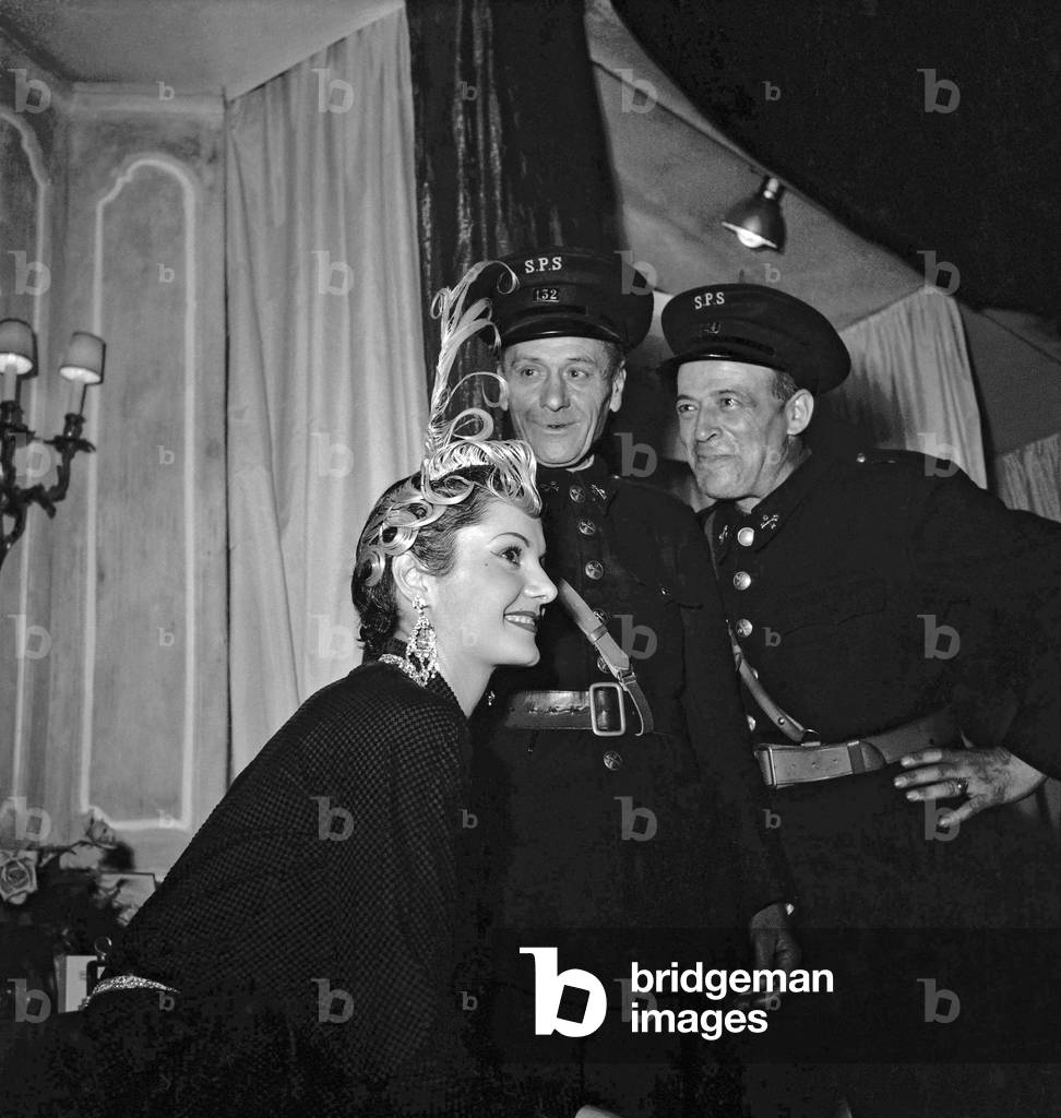 Woman and the beauty show, Paris, Octobre 1949 (b/w photo)