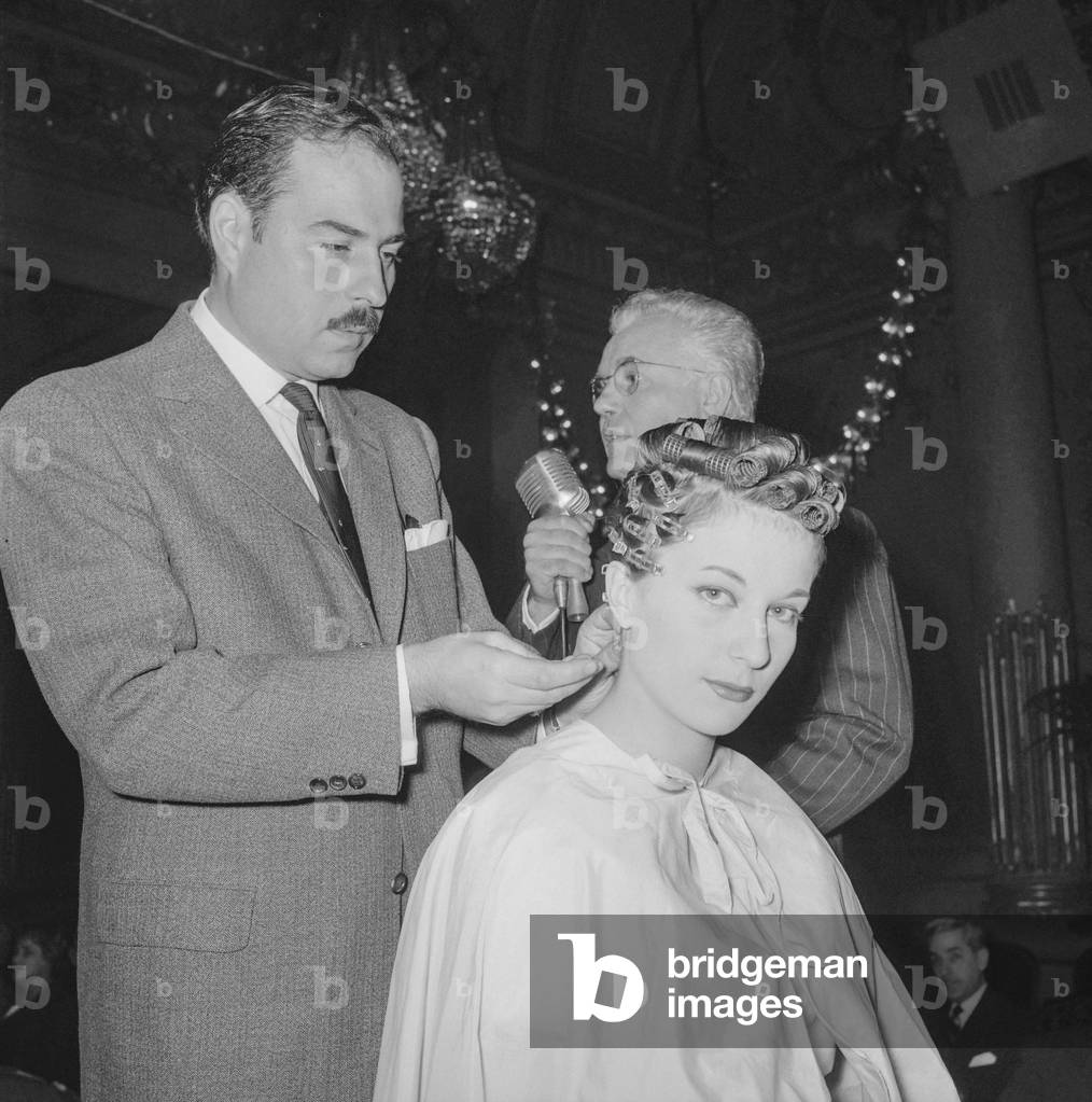 Hairstyle French championship at the Palais d'Orsay in Paris on April 5, 1959 : wave (b/w photo)