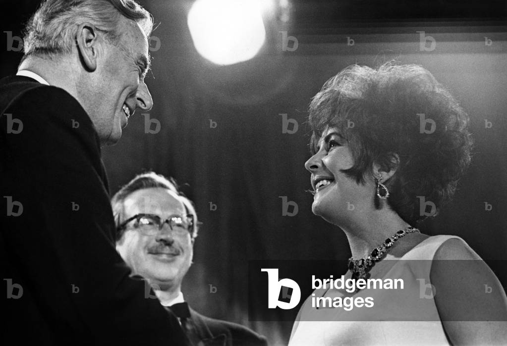 Elizabeth Taylor receives Her Earl Mountbatten Award from British Film Academy for Virginia Woolf's Fear Film, 1967 (photo)